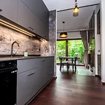 Inpoint 2-Bedrooms Apartment With Private Garden And Free Parking
